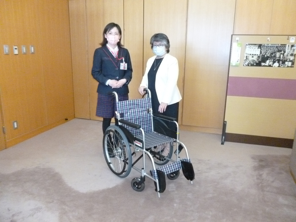 学長室で車椅子寄贈
